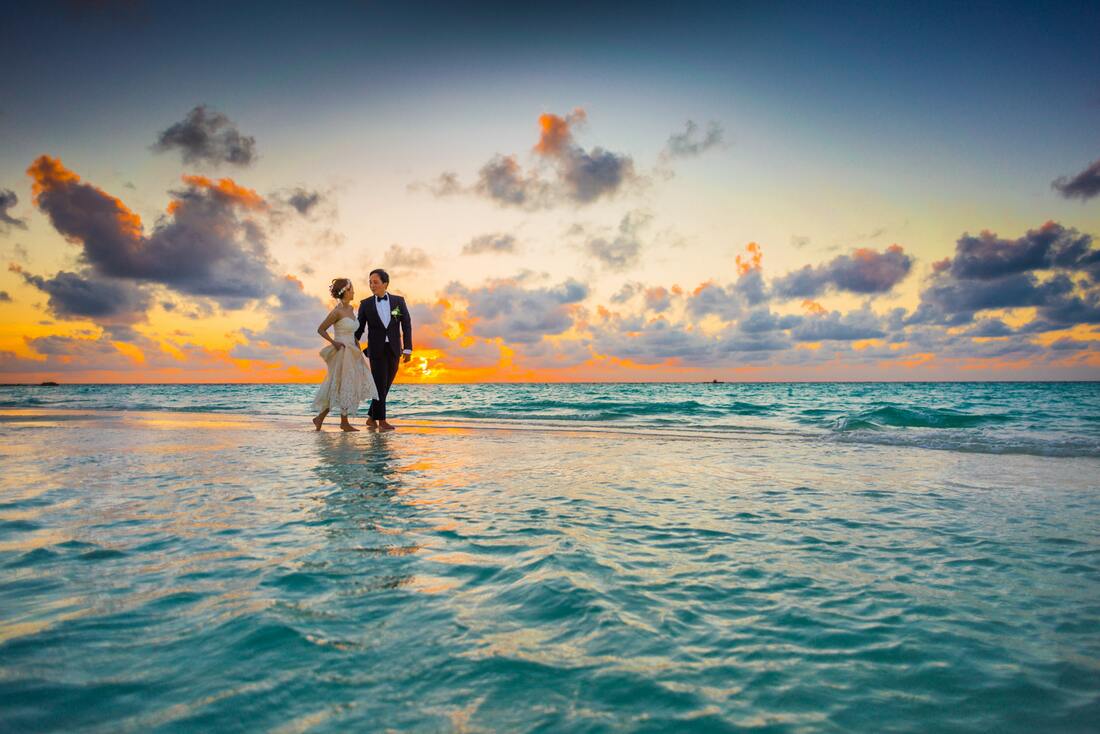 wedding couple on beach