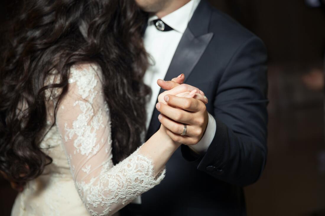 wedding couple dancing