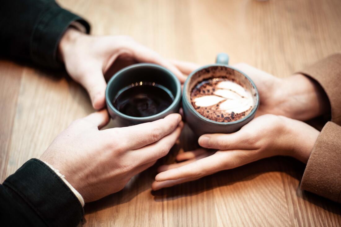 hands holding coffee cups