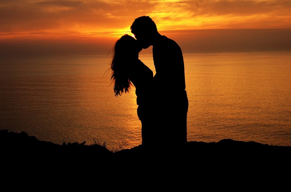 kiss romantic couple