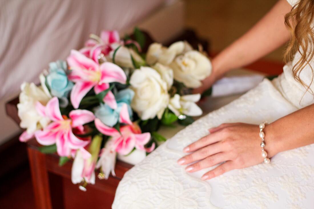 bride holding a pink bouquet
