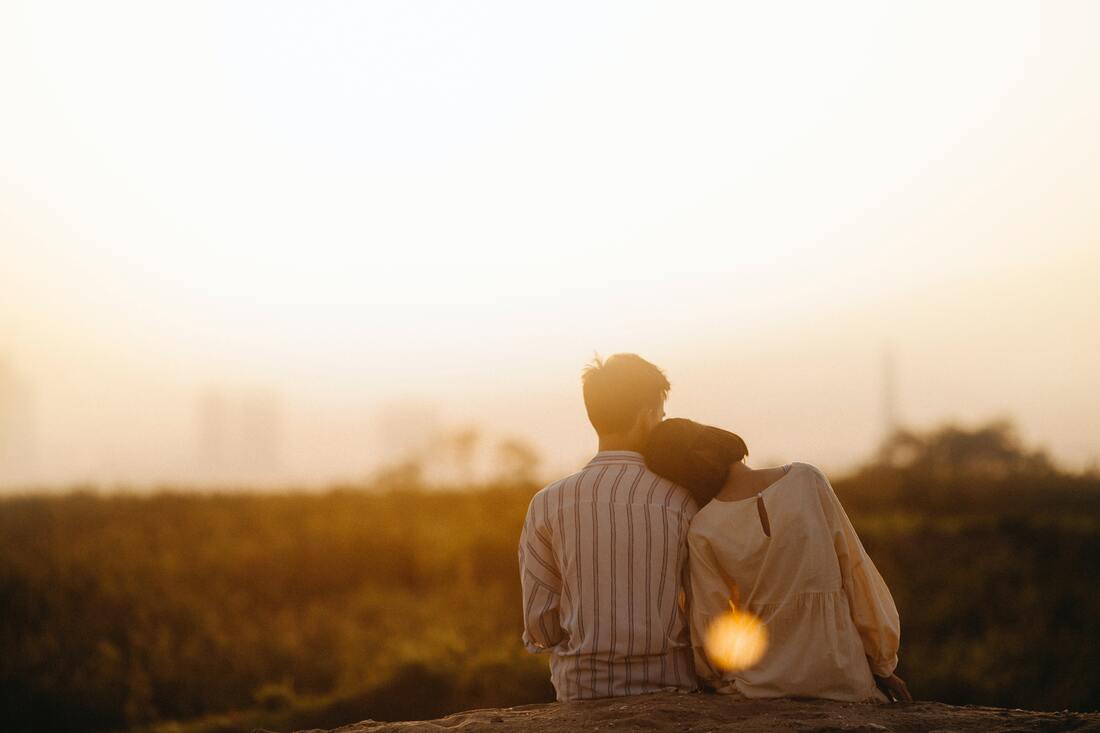 woman leaning on man