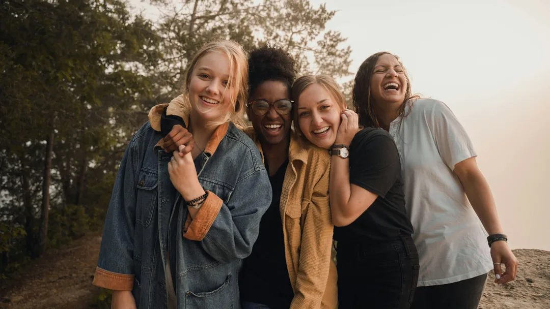 4 Frauen repräsentieren die 4 Zyklusphasen