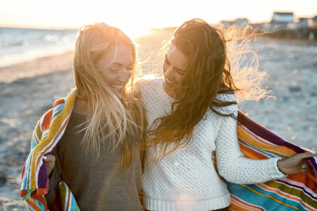 Zwei Frauen lachen