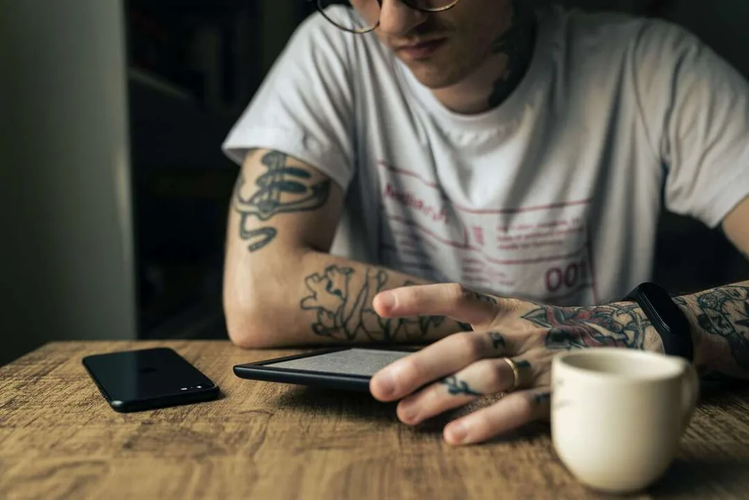 Young man with tattoos representing the young adult clients that come for online Holistic Life Coaching.