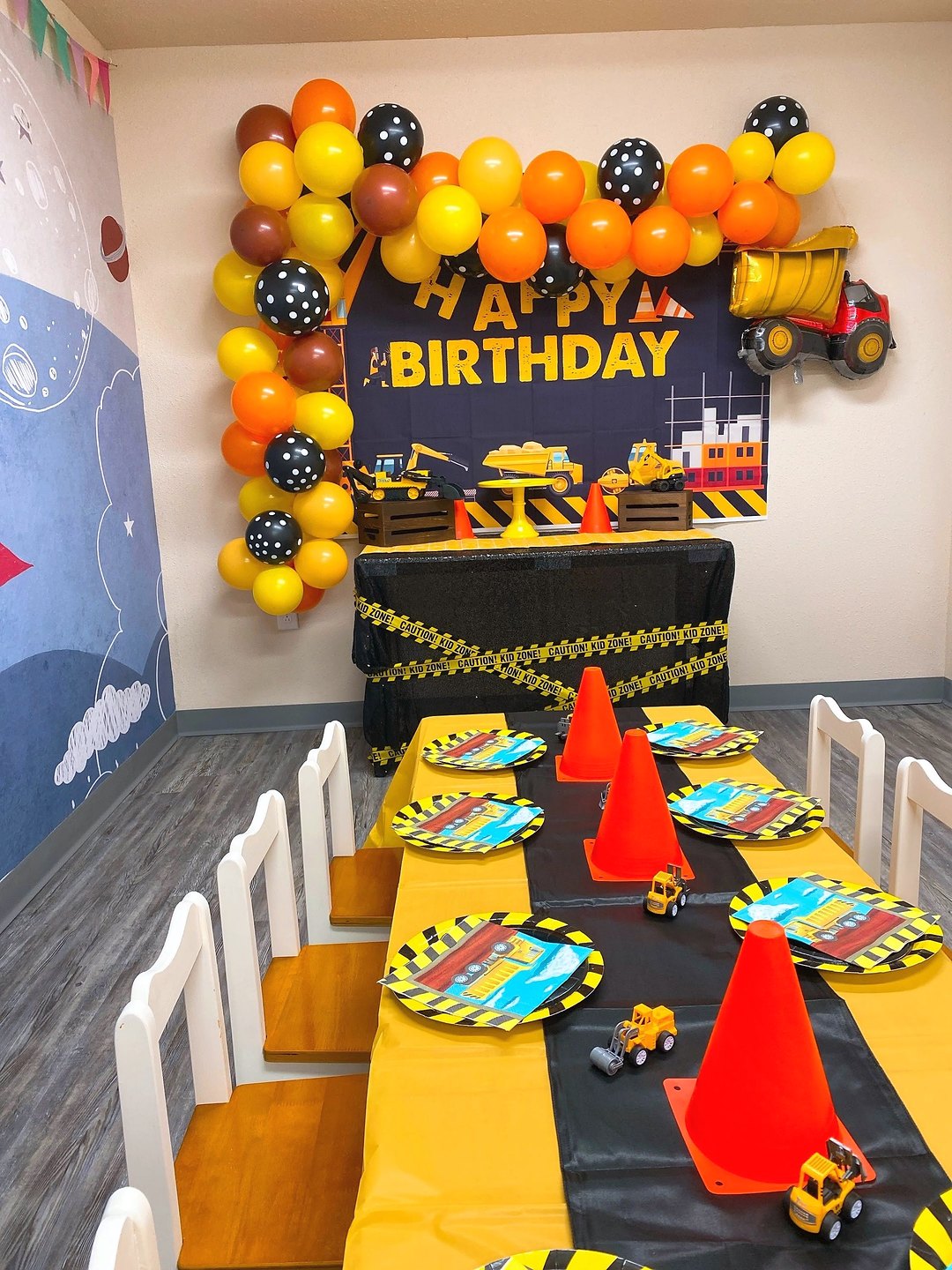 Construction birthday party at Smarty Sprouts, showing Flower’s Full Themed Décor.