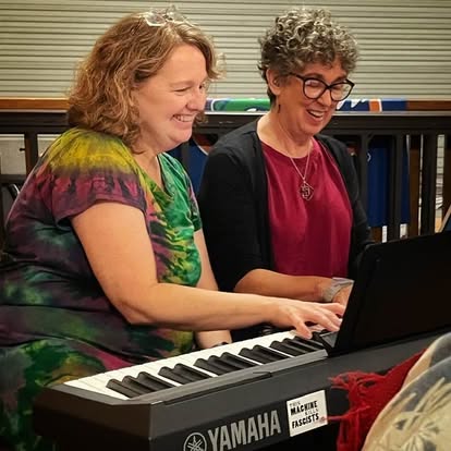 Robbin (right) playing duets with Kate Sanders for a contradance in Florida.