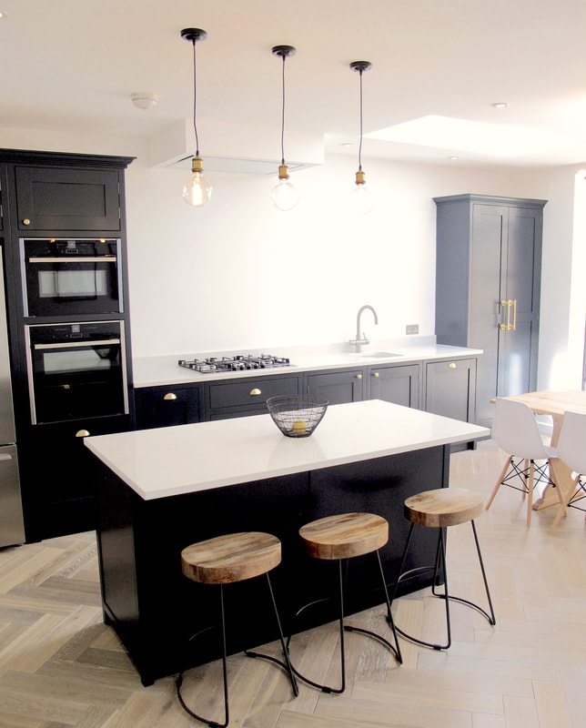 Contemporary shaker panelled framed kitchen in North London with birch ply interiors. Sprayed handmade kitchen island with soft close drawers 