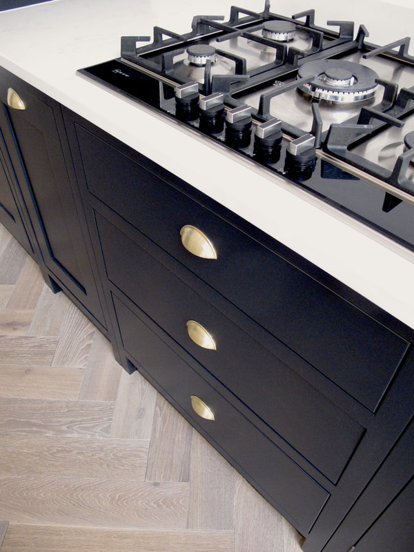 Contemporary shaker panelled framed kitchen in North London with birch ply interiors. Sprayed handmade kitchen island with soft close drawers 