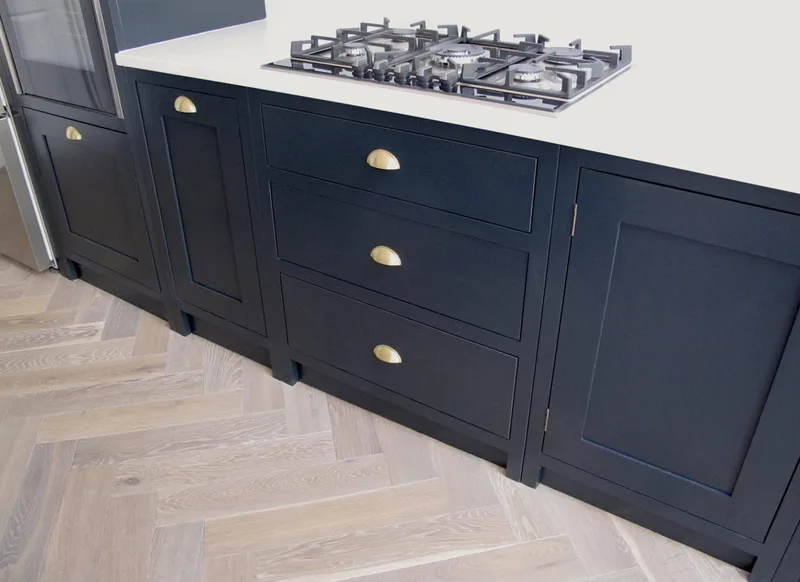 Contemporary shaker panelled framed kitchen in North London with birch ply interiors. Sprayed handmade kitchen island with soft close drawers 