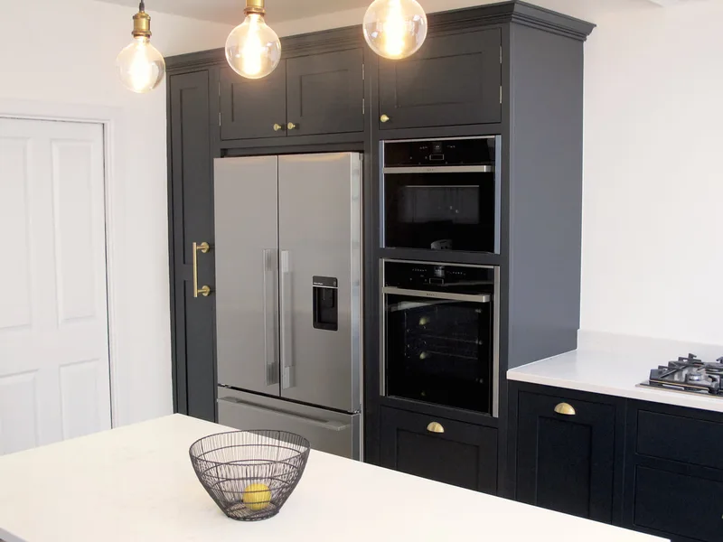 Contemporary shaker panelled framed kitchen in North London with birch ply interiors. Sprayed handmade kitchen island with soft close drawers 