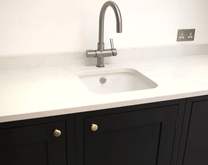 Contemporary shaker panelled framed kitchen in North London with birch ply interiors. Sprayed handmade kitchen island with soft close drawers 