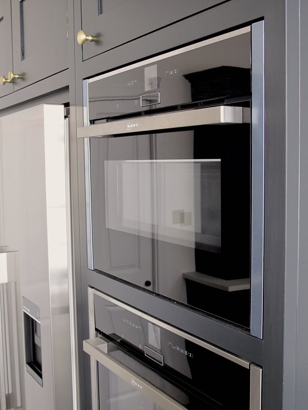 Contemporary shaker panelled framed kitchen in North London with birch ply interiors. Sprayed handmade kitchen island with soft close drawers 