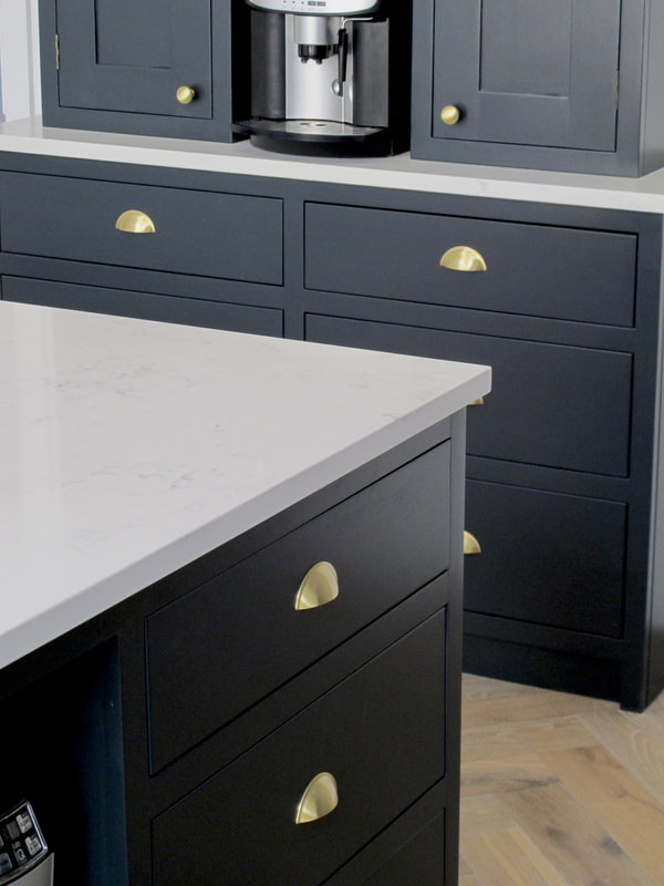 Contemporary shaker panelled framed kitchen in North London with birch ply interiors. Sprayed handmade kitchen island with soft close drawers 