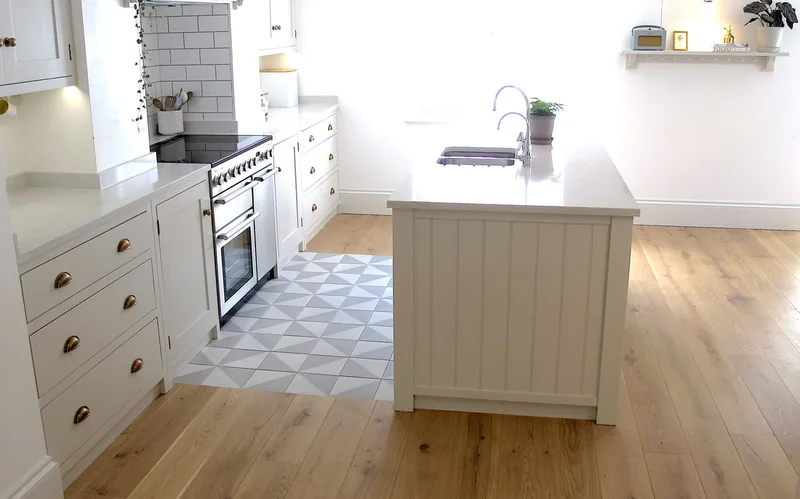 Bespoke shaker framed kitchen in Islington North London. Soft close birch ply drawers. Hand painted solid timber kitchen island . 