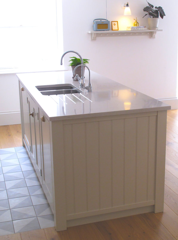 Bespoke shaker framed kitchen in Islington North London. Soft close birch ply drawers. Hand painted solid timber kitchen island . 