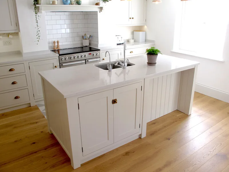 Bespoke shaker framed kitchen in Islington North London. Soft close birch ply drawers. Hand painted solid timber kitchen island . 