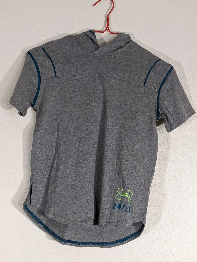 A YOUTH SMALL boys' t-shirt with short sleeves, gray, hooded, loose fit, by Under Armour. 