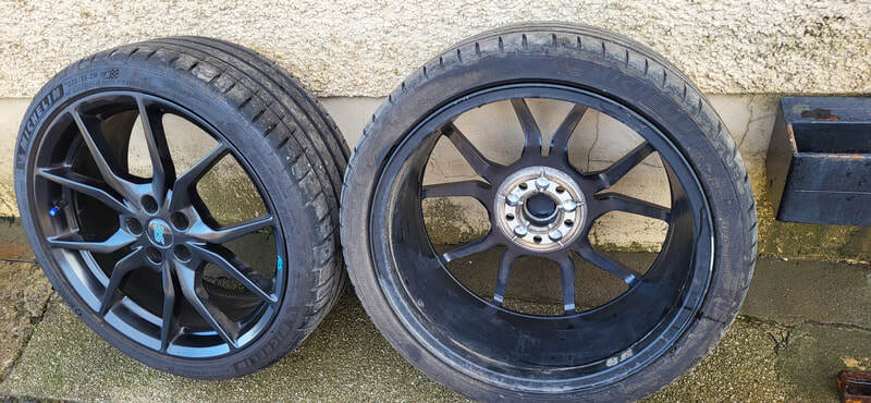Ford Focus RS alloy wheel removed for ceramic coating